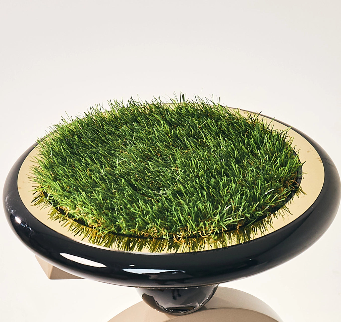 Close-up of the green turf landing pad on the luxury FUROAR Queen falcon perch.