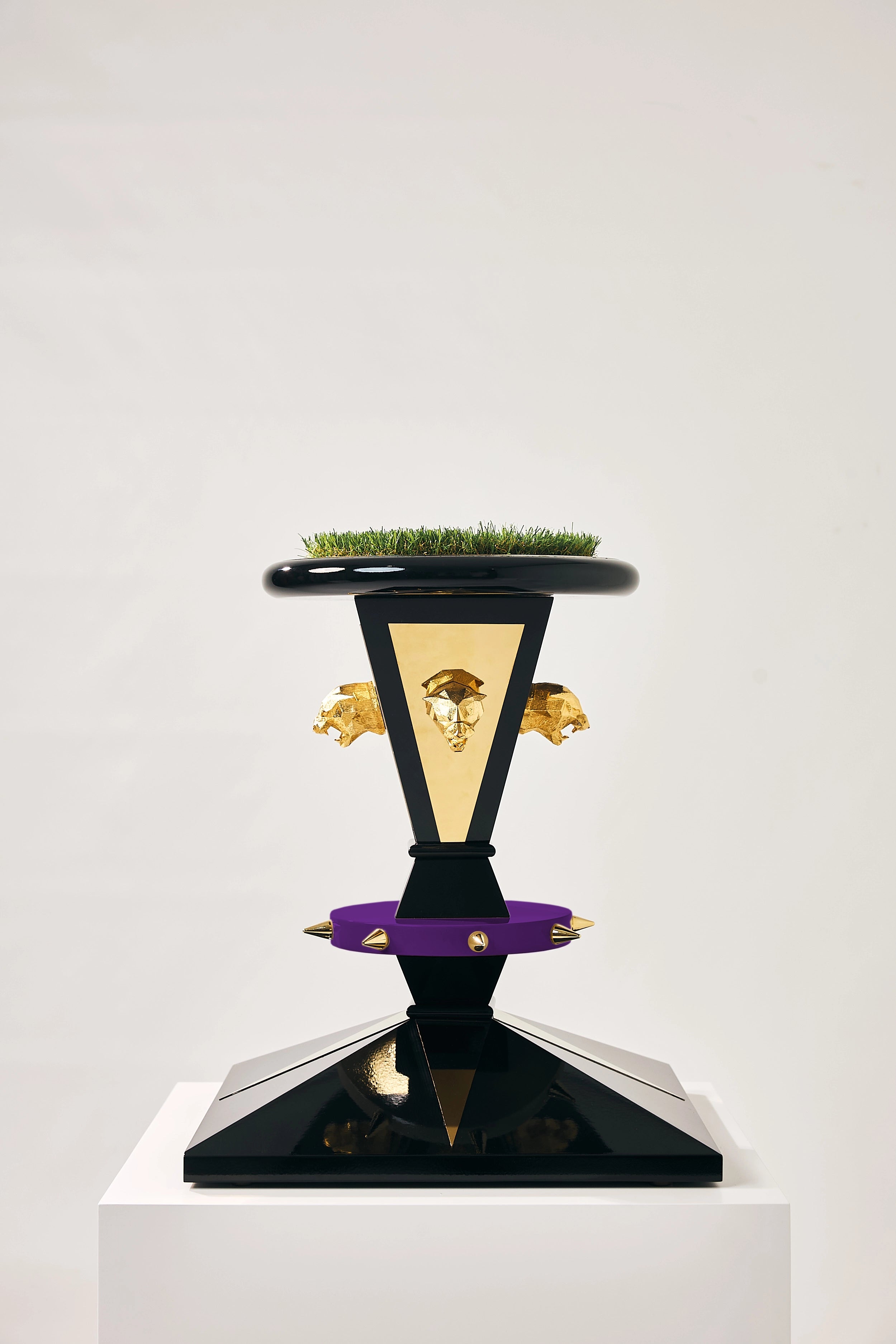 VALENOR — The Imperial Crown Falcon Perch