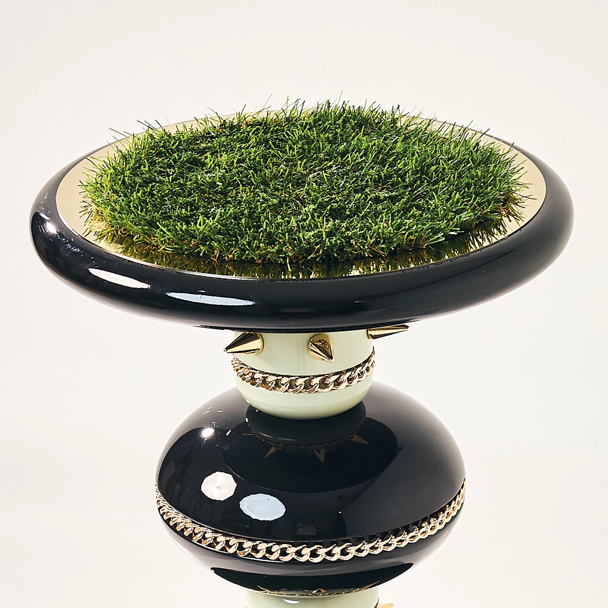 The grass landing pad on the FUROAR Victory perch.