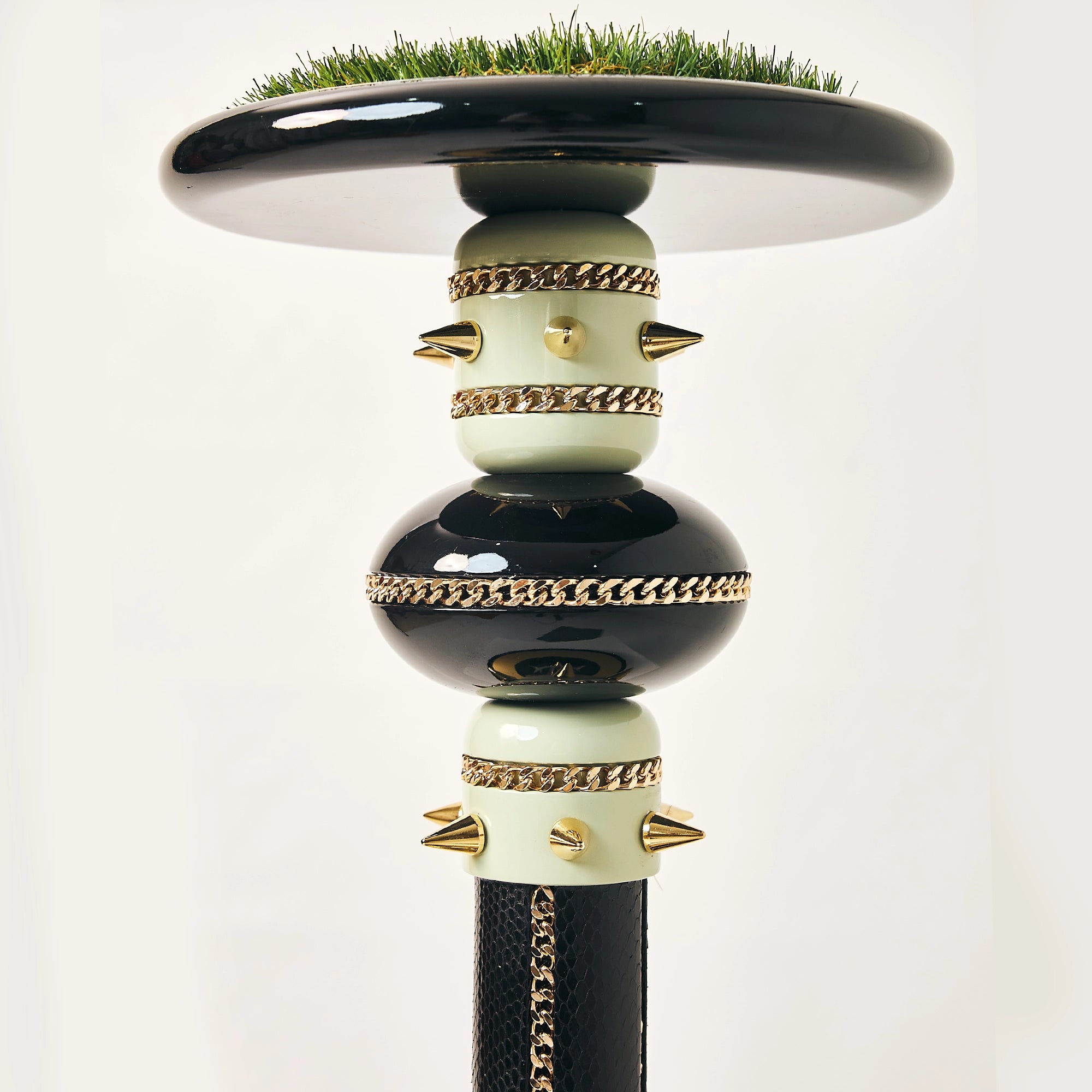 Close-up of the upper columns and grass top on the luxury FUROAR Empress falcon perch.