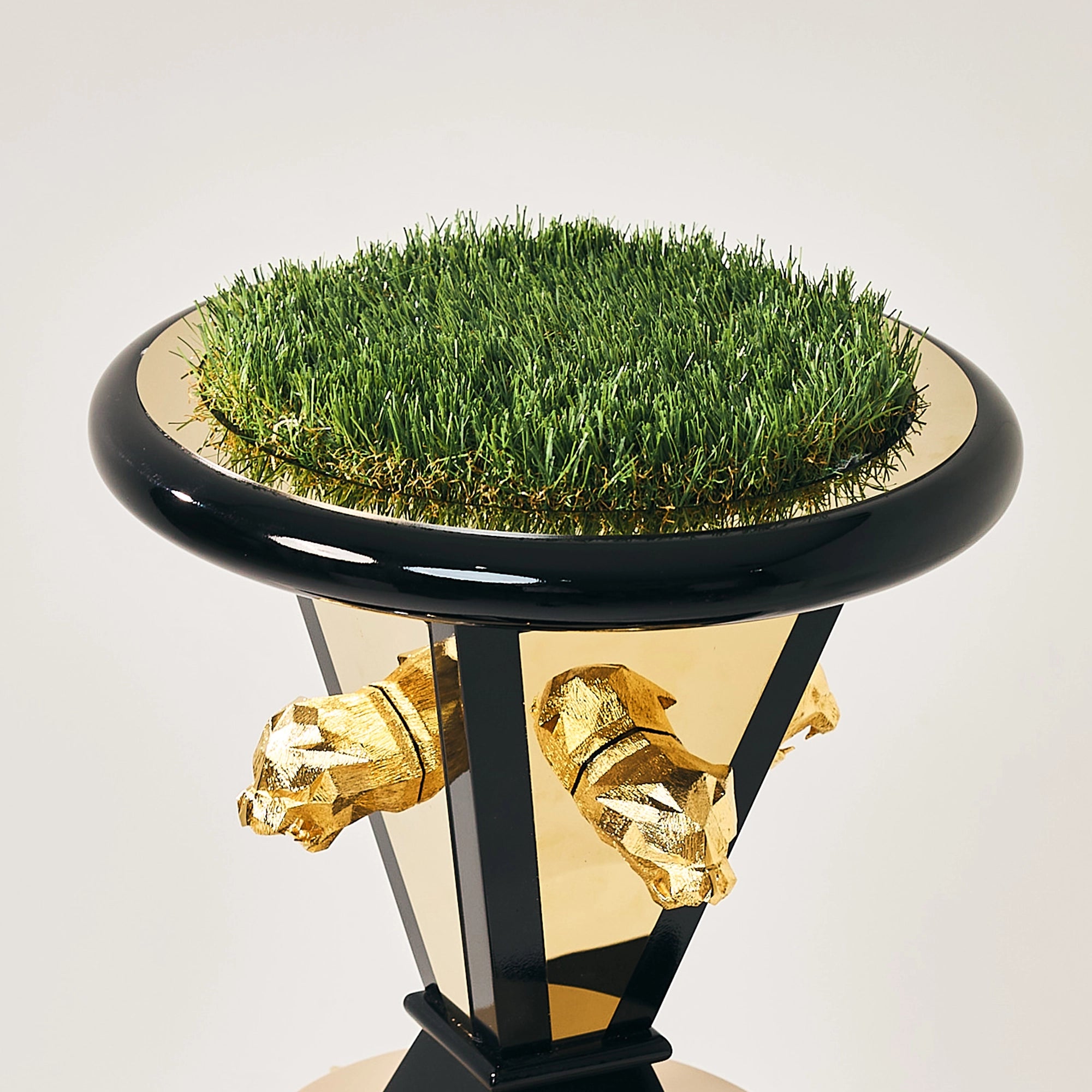 Close-up of the green turf landing pad on the luxury FUROAR Tsar falcon perch.